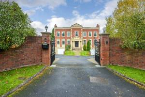 LUXURIOUS SIX BED MANSION WITH 1.2 ACRES OF LAND GRACES MARKET AT £2.75 MILLION