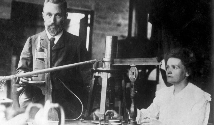 marie-and-piere-curie-in-the-lab.jpg